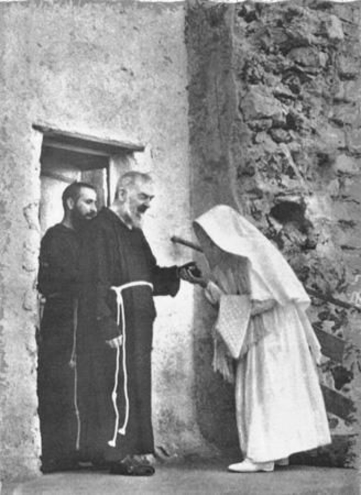 San Pio da Pietrelcina immagini bianco e nero 3